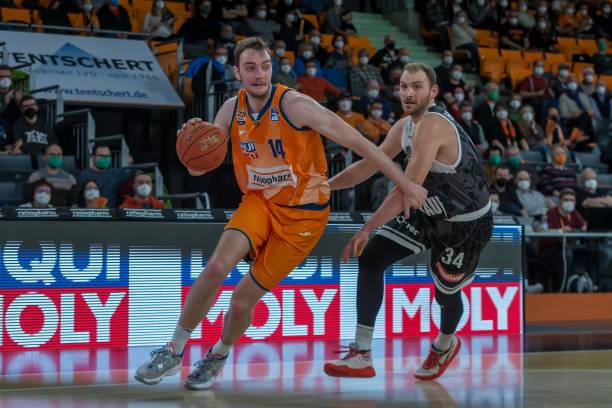 两队激烈拼 两队激烈拼